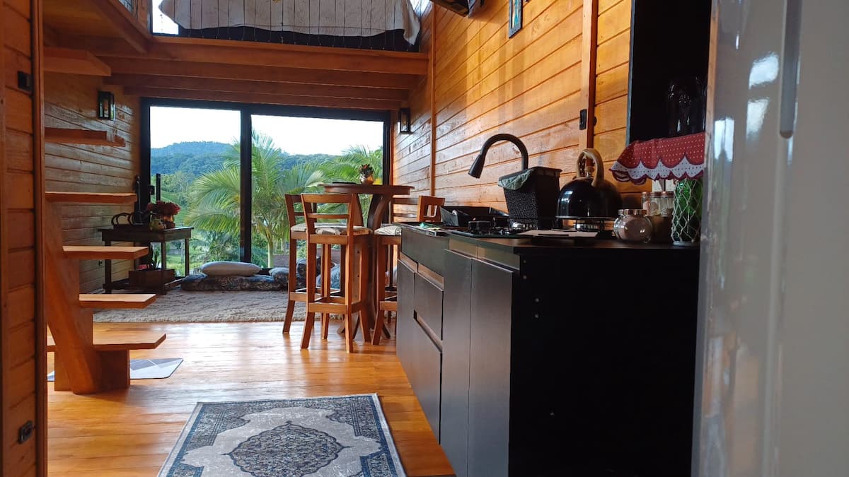 Cozinha equipada da cabana com fogão e utensílios